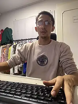 Snapshot of charlie_bass chatting on 4, 12, 2025 charlie bass online show from 4, 12, 2025