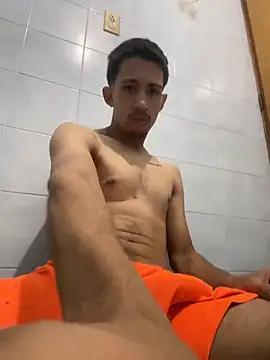 Snapshot of charlie_bass chatting on 18, 12, 2025 charlie bass online show from 18, 12, 2025