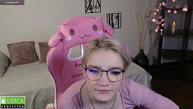 Megan Lora online show from 21, 11, 2025