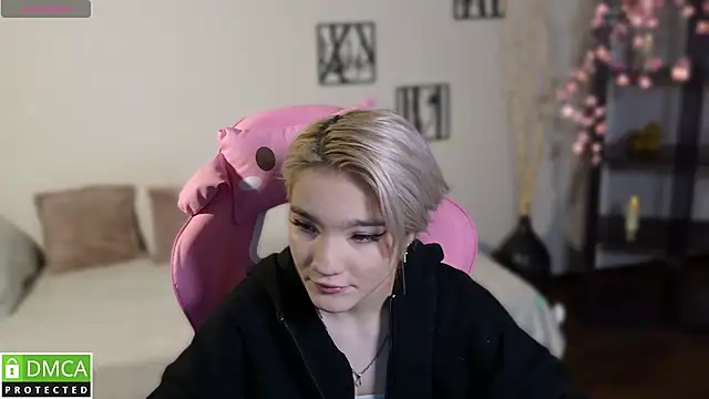 Megan Lora online show from 24, 11, 2025