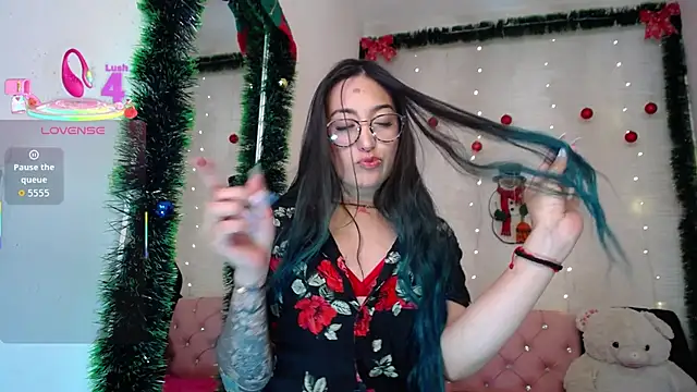 Snapshot of LunaAponte chatting on 16, 12, 2025 LunaAponte online show from 16, 12, 2025