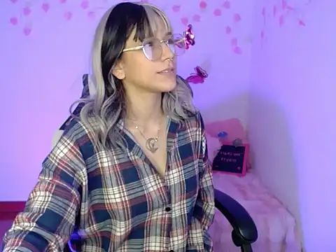 Snapshot of venus_222 chatting on 4, 12, 2025 venus 222 online show from 4, 12, 2025