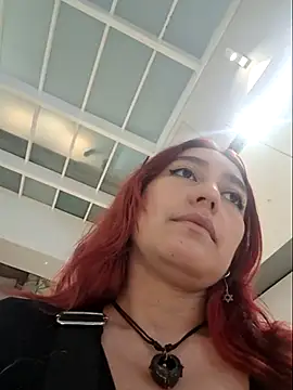 Snapshot of Eveeelyn25 chatting on 4, 12, 2025 Eveeelyn25 online show from 4, 12, 2025