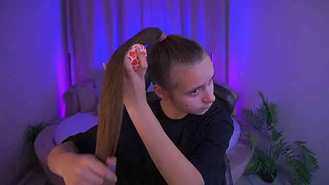 Snapshot of TinyNatalie chatting on 24, 11, 2025 TinyNatalie online show from 24, 11, 2025