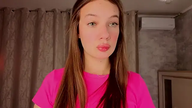 Snapshot of NeliaVandresar chatting on 1, 12, 2025 NeliaVandresar online show from 1, 12, 2025