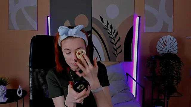 Snapshot of SierraHarper chatting on 4, 12, 2025 SierraHarper online show from 4, 12, 2025