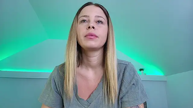 Snapshot of KateAllyaa chatting on 14, 12, 2025 KateAllyaa online show from 14, 12, 2025