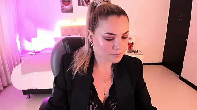 Snapshot of Violeta_Hotter chatting on 2, 12, 2025 Violeta Hotter online show from 2, 12, 2025