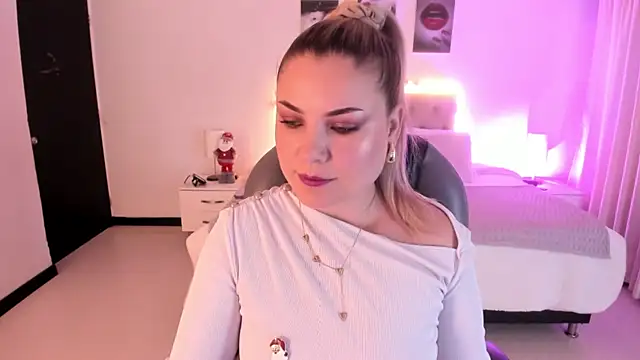 Snapshot of Violeta_Hotter chatting on 3, 12, 2025 Violeta Hotter online show from 3, 12, 2025