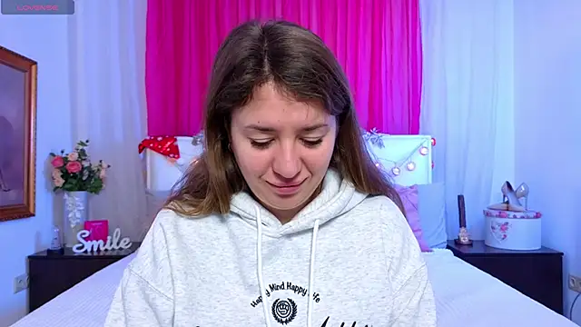 Snapshot of Leona_Rae chatting on 19, 12, 2025 Leona Rae online show from 19, 12, 2025