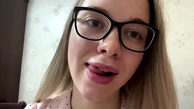 Snapshot of MichikoWienandt chatting on 2, 12, 2025 MichikoWienandt online show from 2, 12, 2025