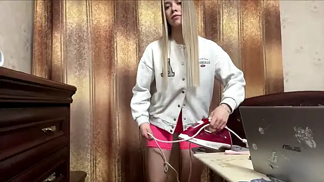 Snapshot of MichikoWienandt chatting on 4, 12, 2025 MichikoWienandt online show from 4, 12, 2025