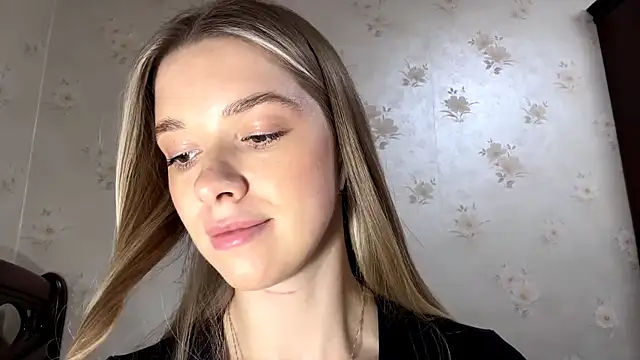 Snapshot of MichikoWienandt chatting on 14, 12, 2025 MichikoWienandt online show from 14, 12, 2025