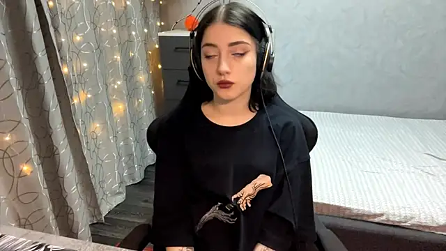 Snapshot of Meowluly chatting on 1, 12, 2025 Meowluly online show from 1, 12, 2025