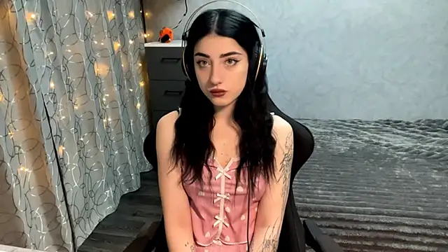 Snapshot of Meowluly chatting on 4, 12, 2025 Meowluly online show from 4, 12, 2025