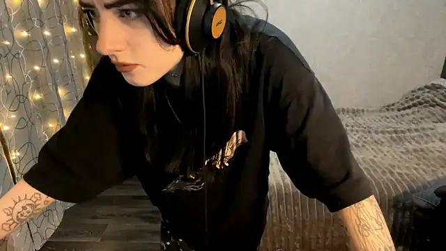 Snapshot of Meowluly chatting on 17, 12, 2025 Meowluly online show from 17, 12, 2025