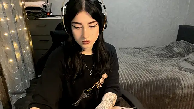 Snapshot of Meowluly chatting on 18, 12, 2025 Meowluly online show from 18, 12, 2025