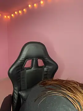 Snapshot of Davne_ chatting on 4, 12, 2025 Davne online show from 4, 12, 2025