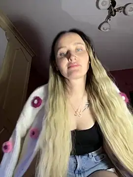 Snapshot of TomilaSi chatting on 3, 12, 2025 TomilaSi online show from 3, 12, 2025