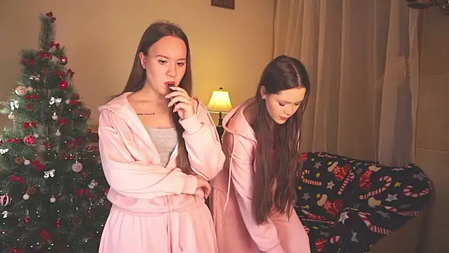 Snapshot of VirginiaRowe chatting on 1, 12, 2025 VirginiaRowe online show from 1, 12, 2025