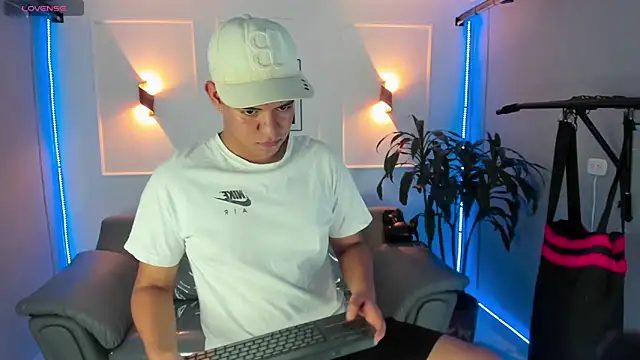 Snapshot of Paul_27_ chatting on 30, 11, 2025 Paul 27 online show from 30, 11, 2025