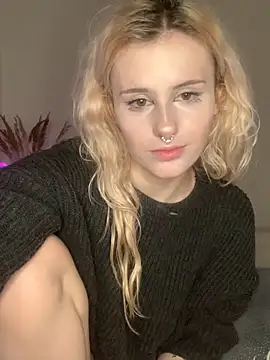 Snapshot of MilaElin chatting on 4, 12, 2025 MilaElin online show from 4, 12, 2025