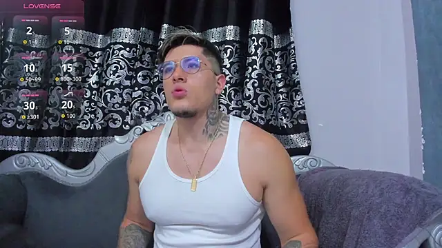 Snapshot of ArturFrostt chatting on 4, 12, 2025 ArturFrostt online show from 4, 12, 2025