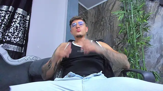 Snapshot of ArturFrostt chatting on 5, 12, 2025 ArturFrostt online show from 5, 12, 2025