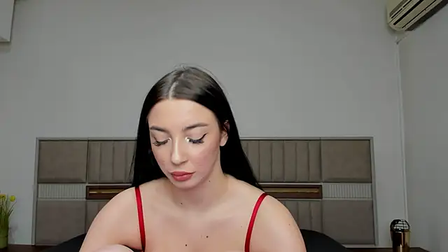 Snapshot of SaraElisse chatting on 14, 12, 2025 SaraElisse online show from 14, 12, 2025