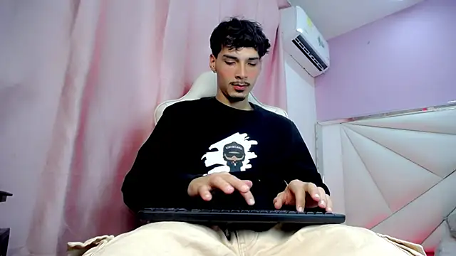 Snapshot of Yankeee_ chatting on 14, 12, 2025 Yankeee online show from 14, 12, 2025