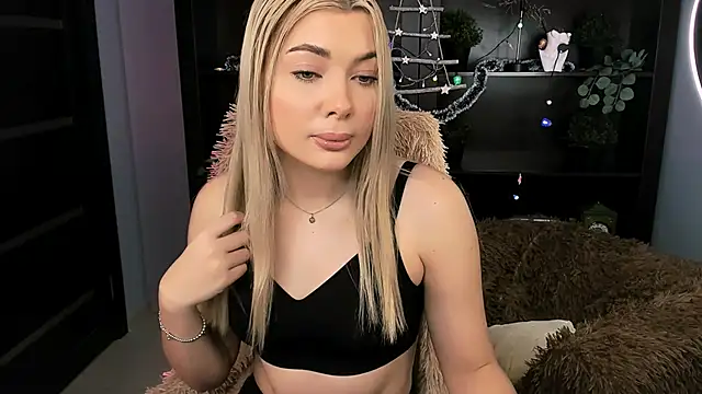 Snapshot of HyileyClark chatting on 14, 12, 2025 HyileyClark online show from 14, 12, 2025