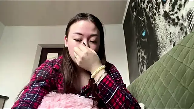 Snapshot of CurietHana1 chatting on 17, 12, 2025 CurietHana1 online show from 17, 12, 2025