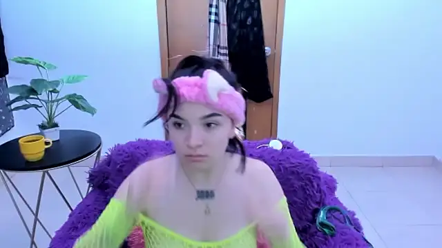 Snapshot of Honney_19 chatting on 16, 12, 2025 Honney 19 online show from 16, 12, 2025