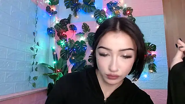 Snapshot of Sweeet_Sss chatting on 15, 12, 2025 Sweeet Sss online show from 15, 12, 2025