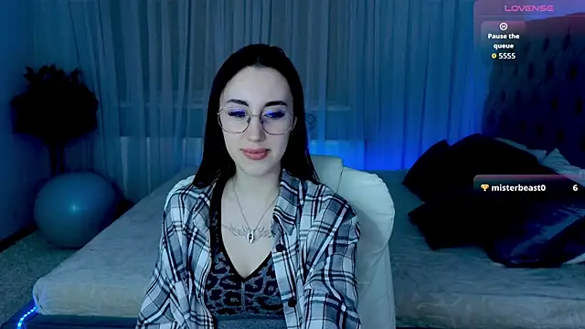 Snapshot of Miss__Linn chatting on 4, 12, 2025 Miss Linn online show from 4, 12, 2025