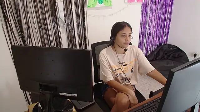 Snapshot of Aria-sexxx chatting on 4, 12, 2025 Aria-sexxx online show from 4, 12, 2025