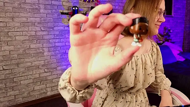 Snapshot of Mia_Mooore chatting on 5, 12, 2025 Mia Mooore online show from 5, 12, 2025