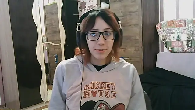 Snapshot of AmandaGimenez chatting on 4, 12, 2025 AmandaGimenez online show from 4, 12, 2025