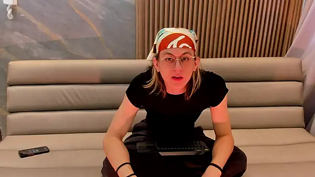 Snapshot of Lior_Evan chatting on 4, 12, 2025 Lior Evan online show from 4, 12, 2025