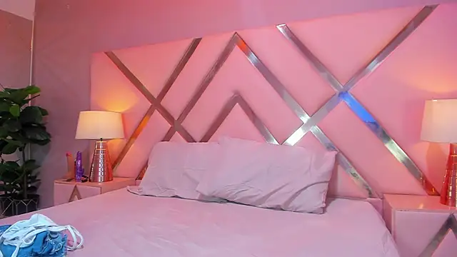 Snapshot of ViolettaLane chatting on 2, 12, 2025 ViolettaLane online show from 2, 12, 2025