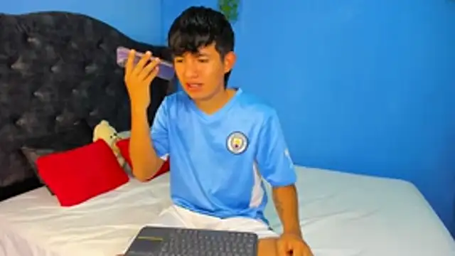 Snapshot of Mikke18 chatting on 5, 2, 2026 Mikke18 online show from 5, 2, 2026