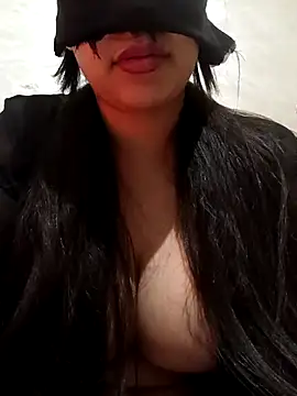 Snapshot of Amou-na chatting on 30, 11, 2025 Amou-na online show from 30, 11, 2025