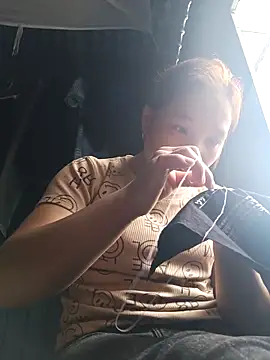 Snapshot of Evelyn-n chatting on 2, 12, 2025 Evelyn-n online show from 2, 12, 2025