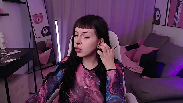 Snapshot of Eliza_Bennet chatting on 2, 12, 2025 Eliza Bennet online show from 2, 12, 2025