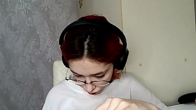 Snapshot of LinaWatter chatting on 4, 12, 2025 LinaWatter online show from 4, 12, 2025