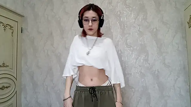 Snapshot of LinaWatter chatting on 5, 12, 2025 LinaWatter online show from 5, 12, 2025