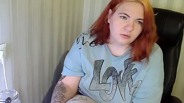 Snapshot of LisaLeon chatting on 4, 12, 2025 LisaLeon online show from 4, 12, 2025