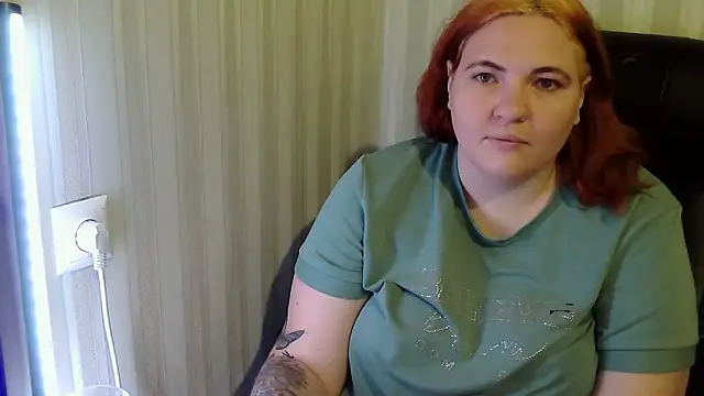 Snapshot of LisaLeon chatting on 5, 12, 2025 LisaLeon online show from 5, 12, 2025