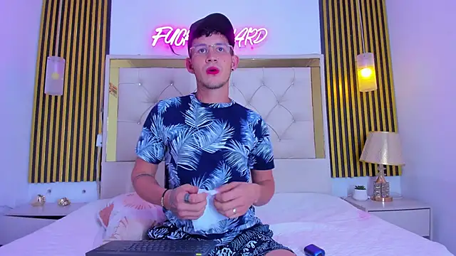 Snapshot of SteelAdonis_ chatting on 14, 12, 2025 SteelAdonis online show from 14, 12, 2025