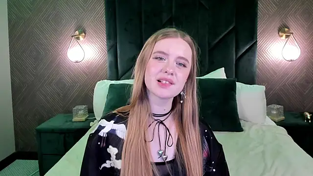 Snapshot of Victori_Fox chatting on 5, 12, 2025 Victori Fox online show from 5, 12, 2025